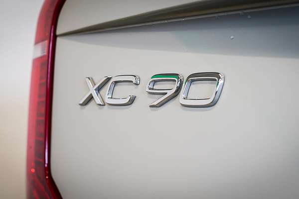 2022 Volvo XC90 B5 Momentum