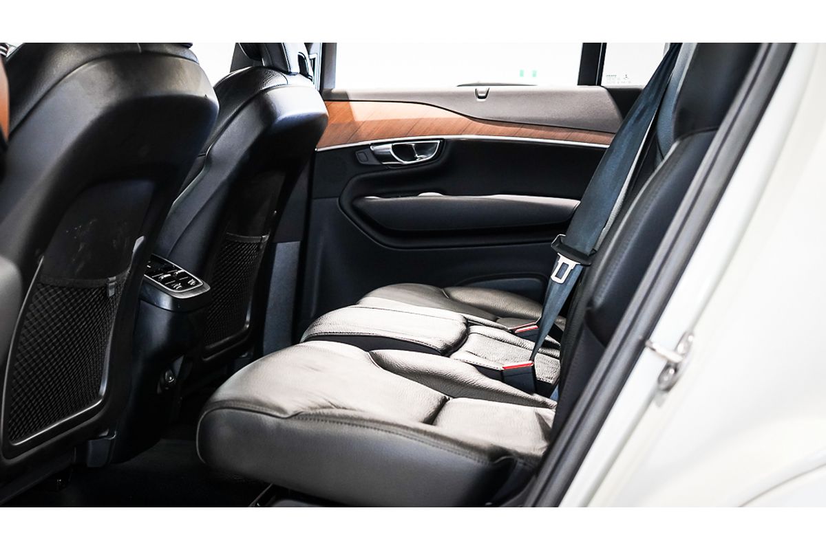 2022 Volvo XC90 B5 Momentum