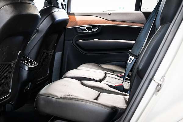 2022 Volvo XC90 B5 Momentum