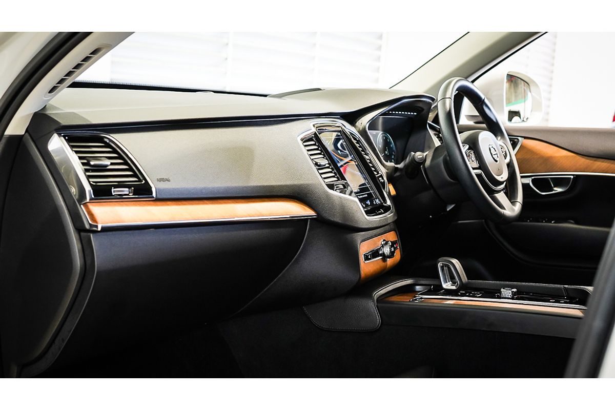 2022 Volvo XC90 B5 Momentum