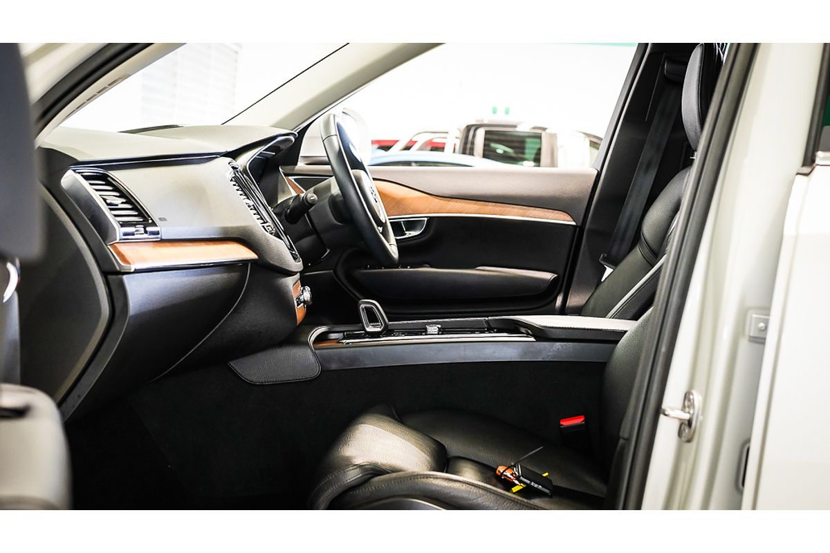 2022 Volvo XC90 B5 Momentum