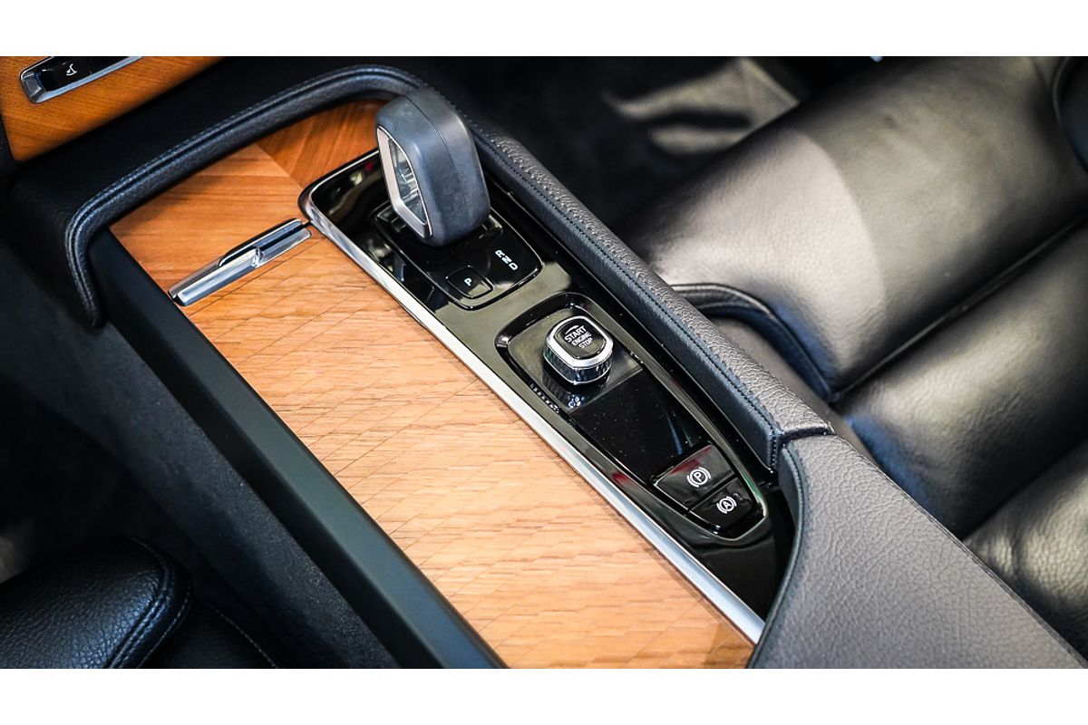 2022 Volvo XC90 B5 Momentum