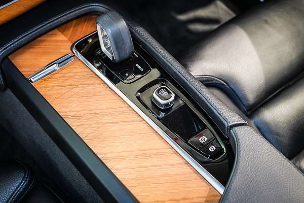 2022 Volvo XC90 B5 Momentum