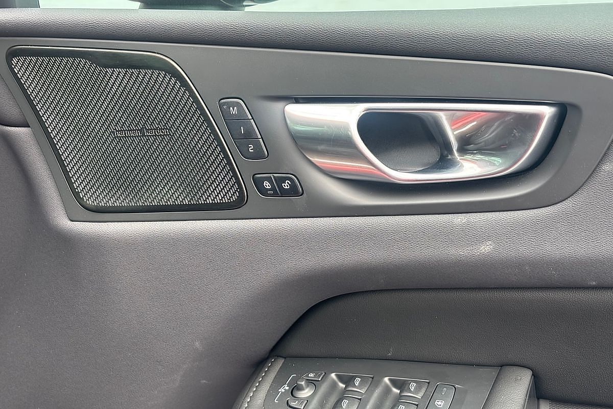 2023 Volvo XC60 Ultimate B6 Dark