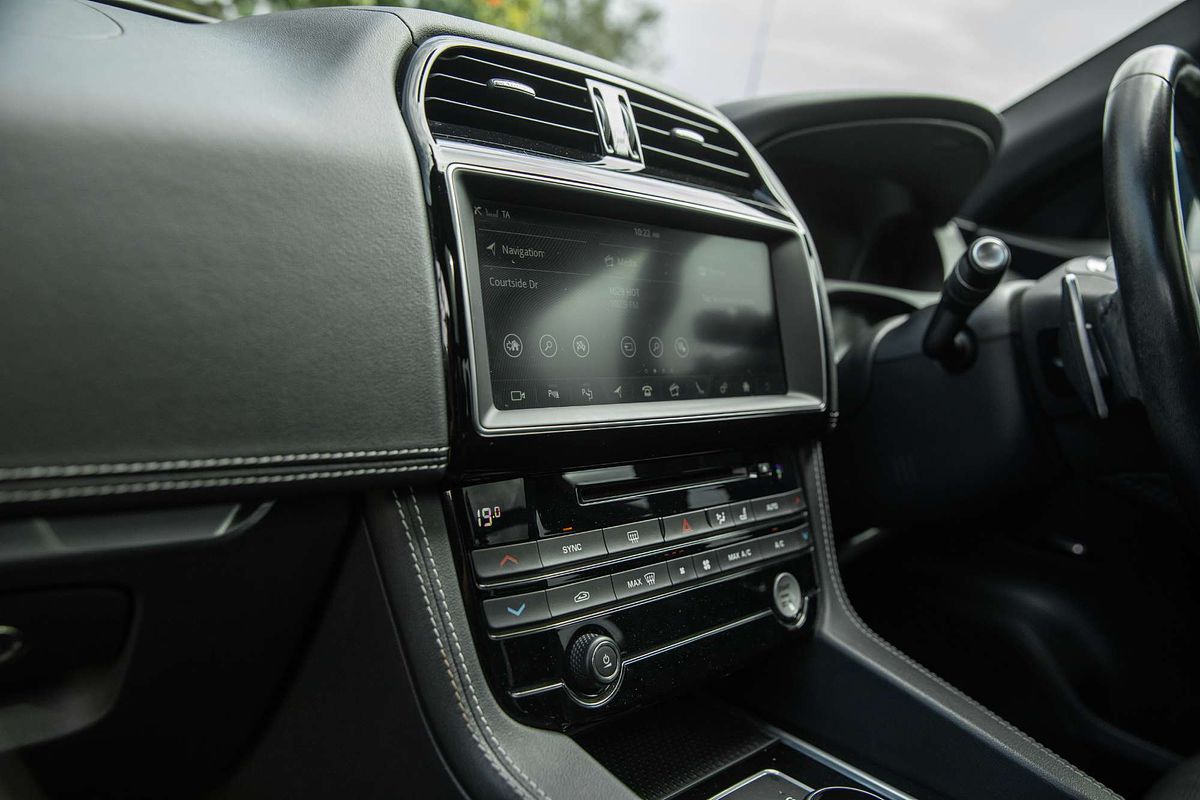 2019 Jaguar F-PACE 20d R-Sport X761