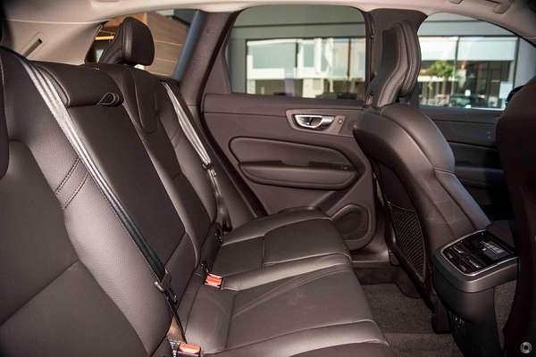 2024 Volvo XC60 Plus B5