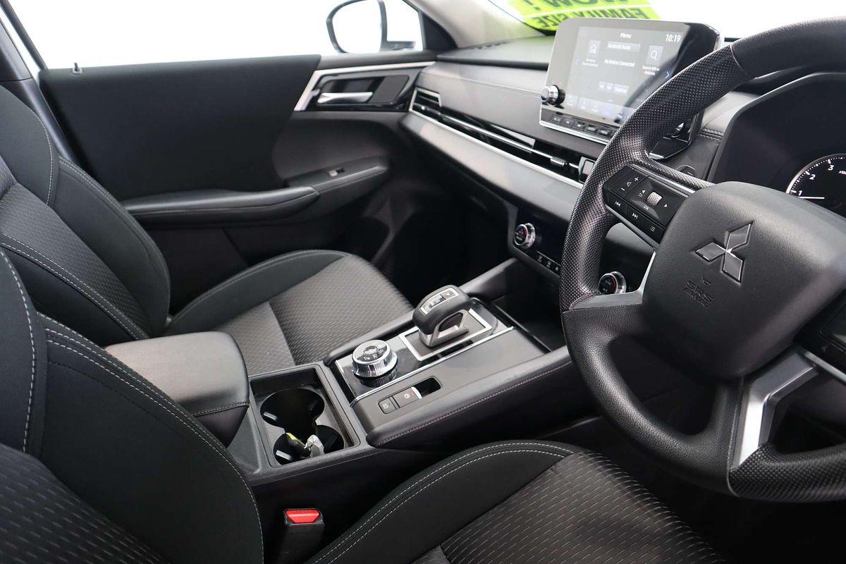 2022 Mitsubishi Outlander ES ZM