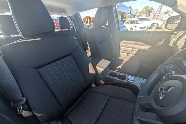 2025 Mitsubishi Triton GLX MV 4X4