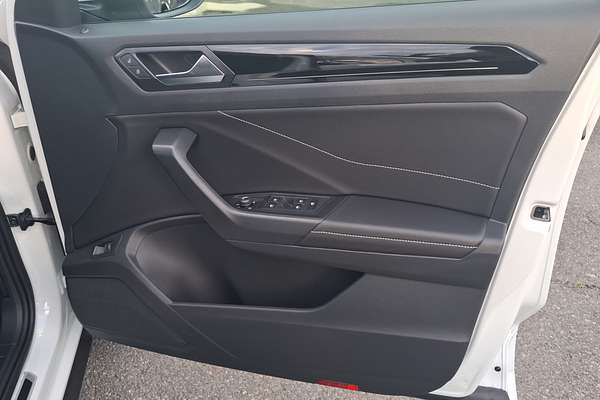 2024 Volkswagen T-Roc 140TSI R-Line D11