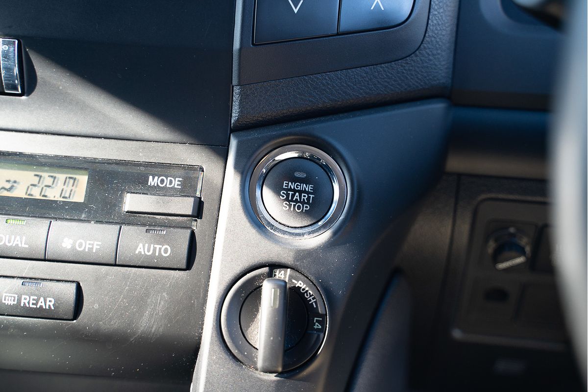 2014 Toyota Landcruiser Altitude (4x4) VDJ200R