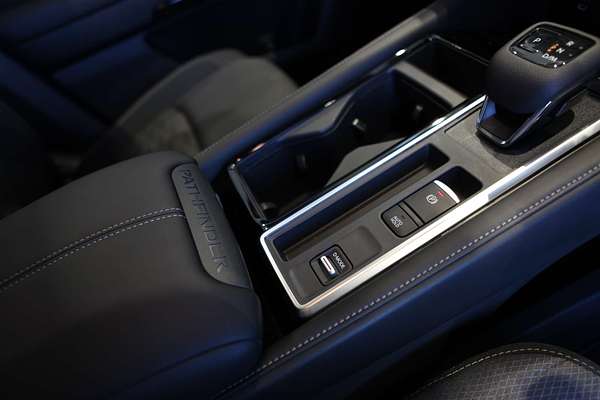 2024 Nissan Pathfinder ST-L R53