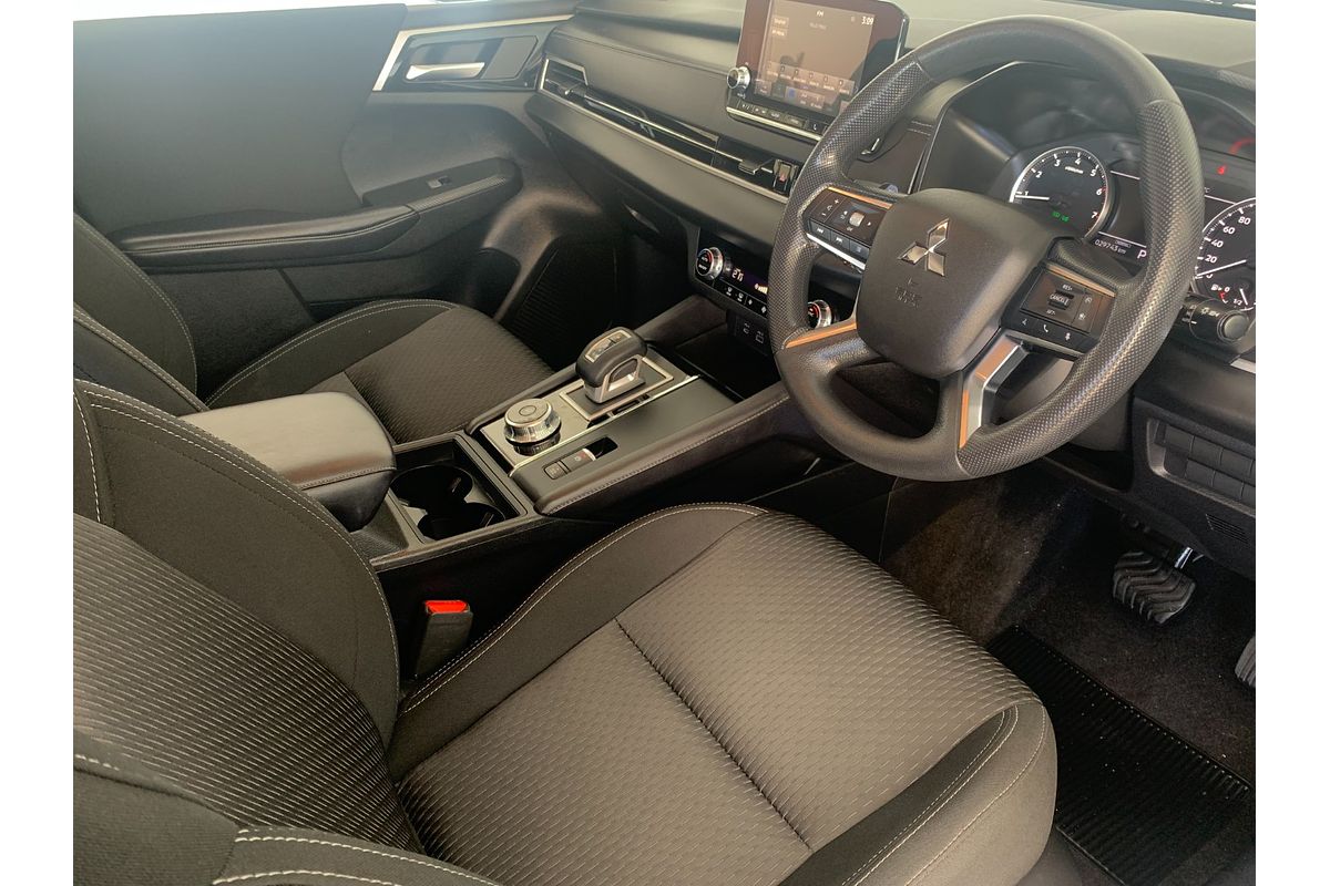 2023 Mitsubishi Outlander ES ZM