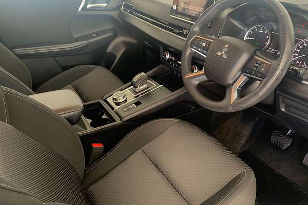 2023 Mitsubishi Outlander ES ZM