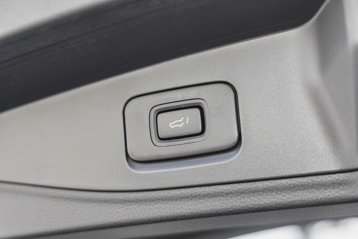 2023 Isuzu MU-X LS-T