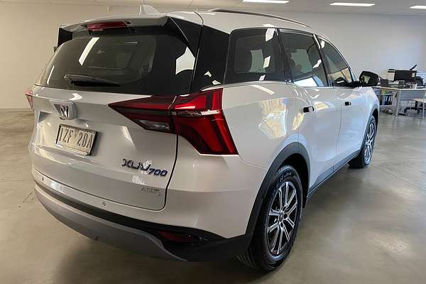 2023 Mahindra XUV700 AX7L