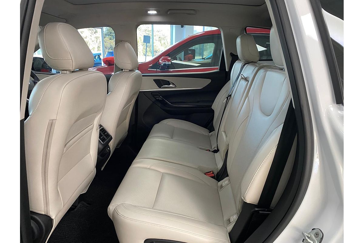 2023 Mahindra XUV700 AX7L