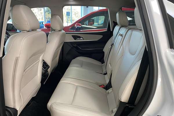 2023 Mahindra XUV700 AX7L