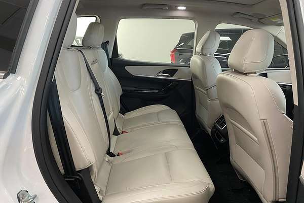 2023 Mahindra XUV700 AX7L