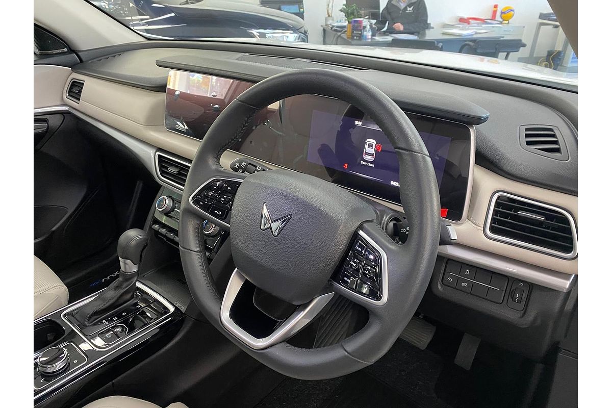 2023 Mahindra XUV700 AX7L