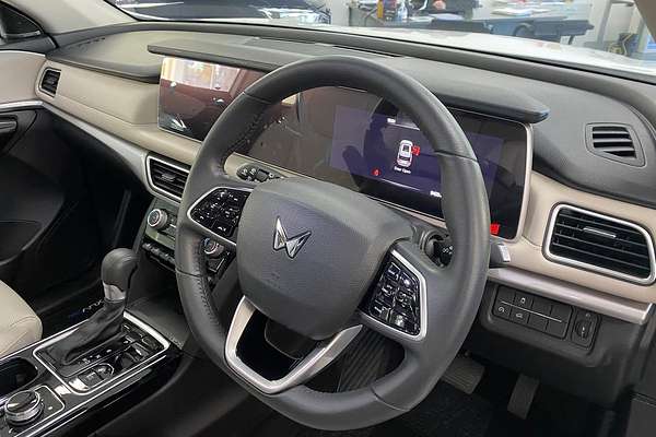 2023 Mahindra XUV700 AX7L