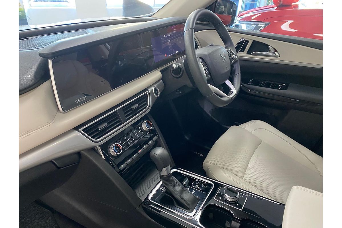 2023 Mahindra XUV700 AX7L