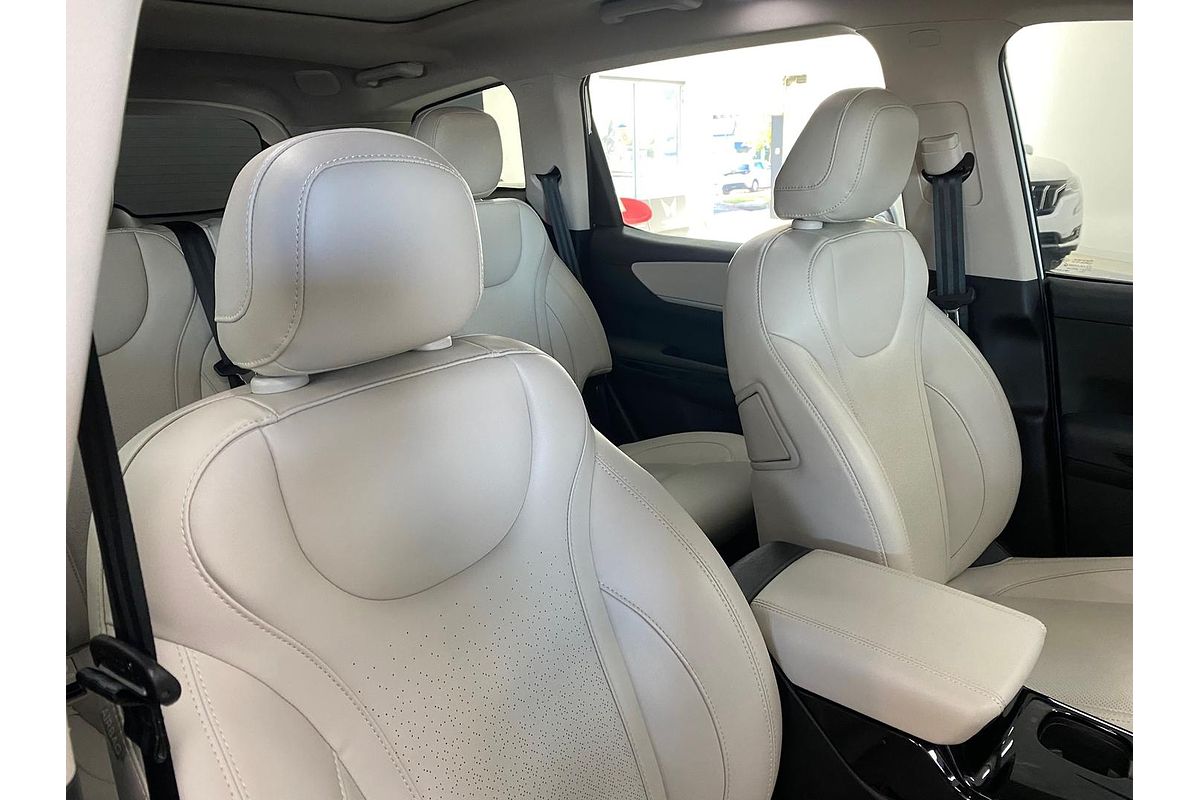 2023 Mahindra XUV700 AX7L