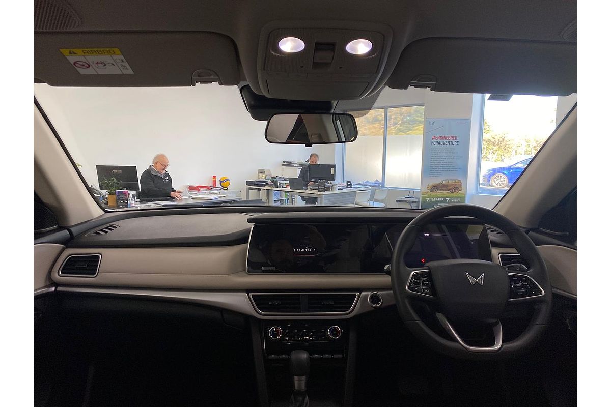 2023 Mahindra XUV700 AX7L