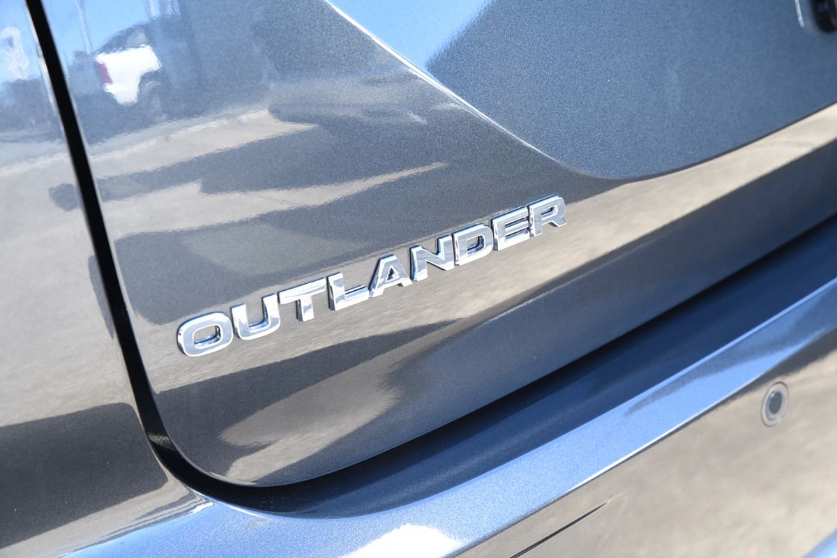 2024 Mitsubishi Outlander LS ZM