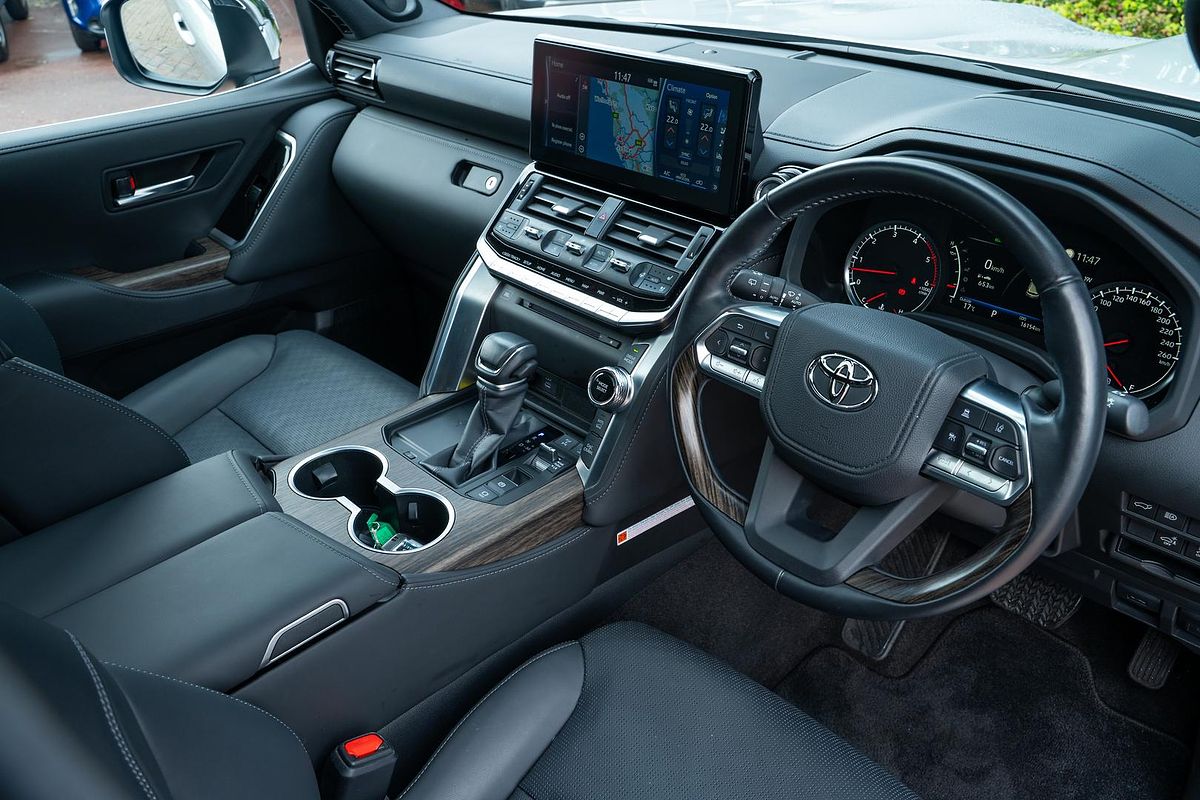 2024 Toyota Landcruiser Sahara FJA300R