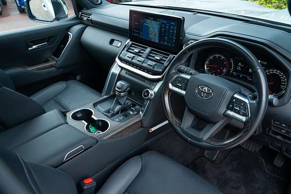 2024 Toyota Landcruiser Sahara FJA300R