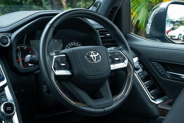2024 Toyota Landcruiser Sahara FJA300R