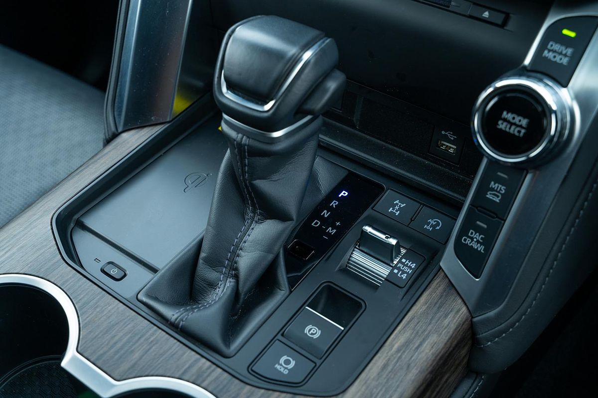 2024 Toyota Landcruiser Sahara FJA300R