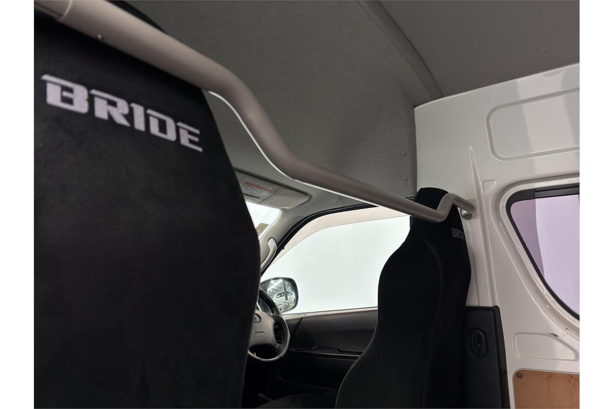 2011 Toyota Hiace DX Wide 4WD TRH226