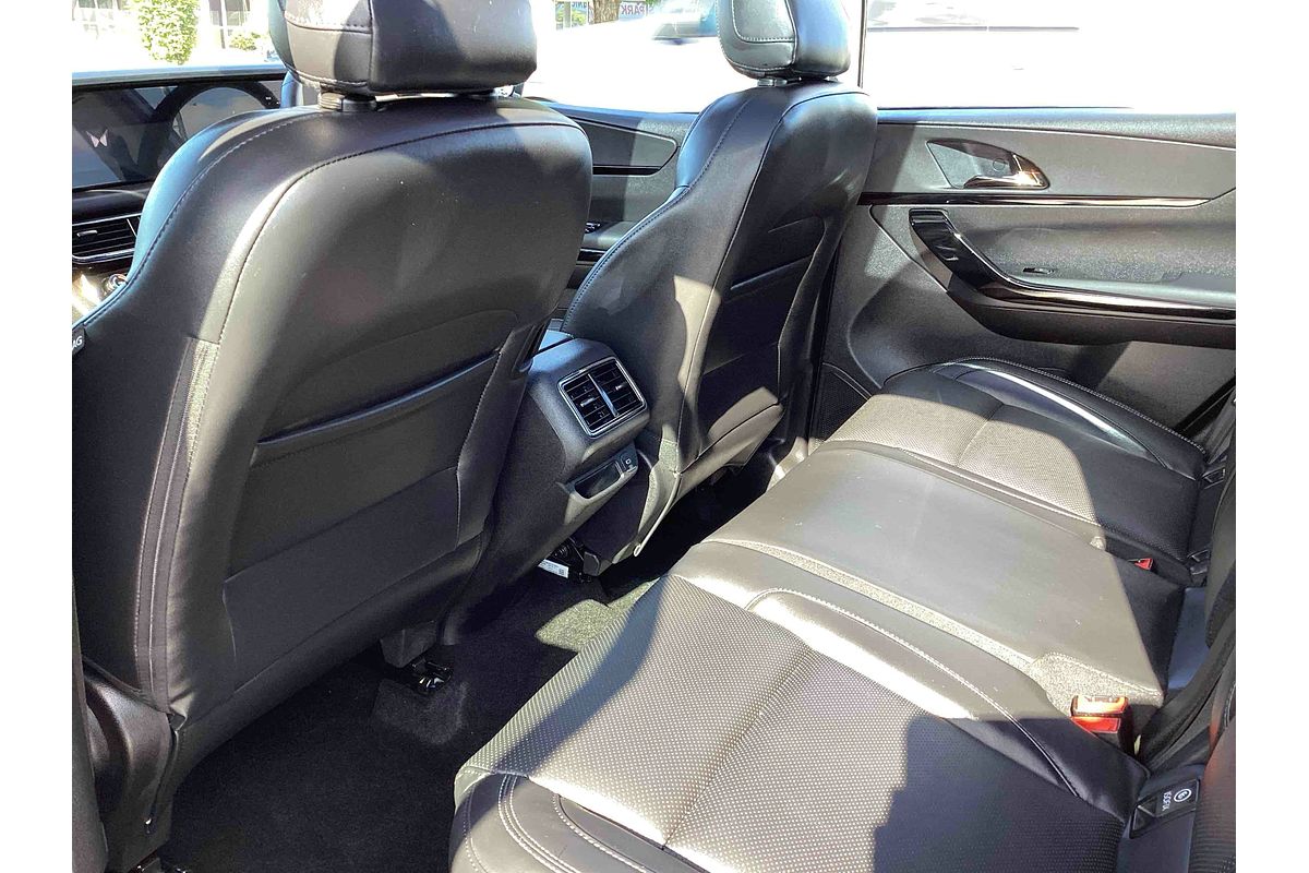 2025 Mahindra XUV700 AX7L