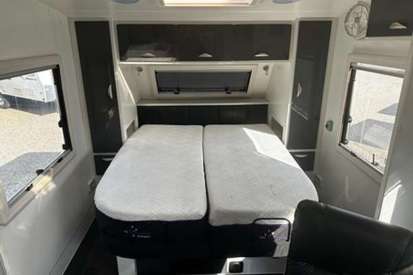 2015 Crusader EXCALIBUR CARAVAN