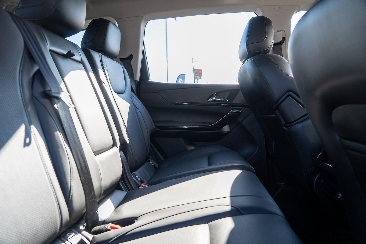 2024 Mahindra XUV700 AX7L Black Edition
