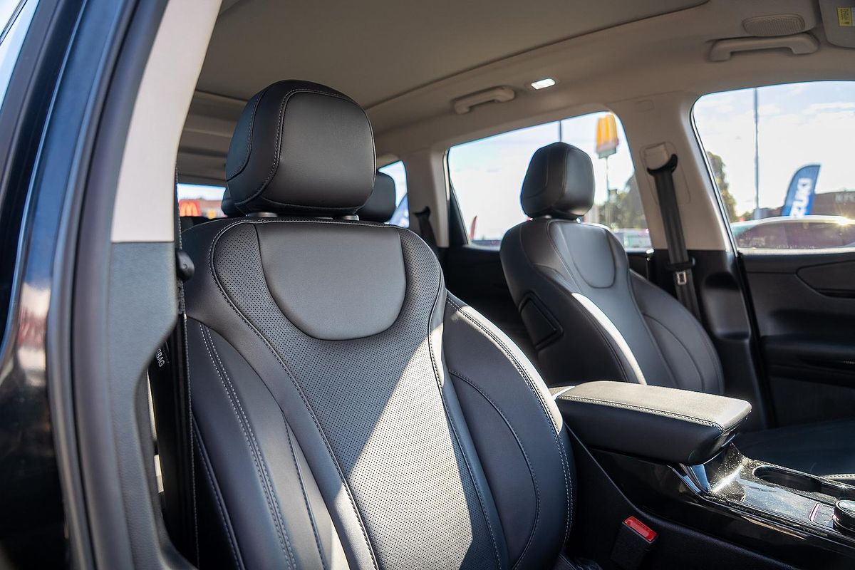 2024 Mahindra XUV700 AX7L Black Edition