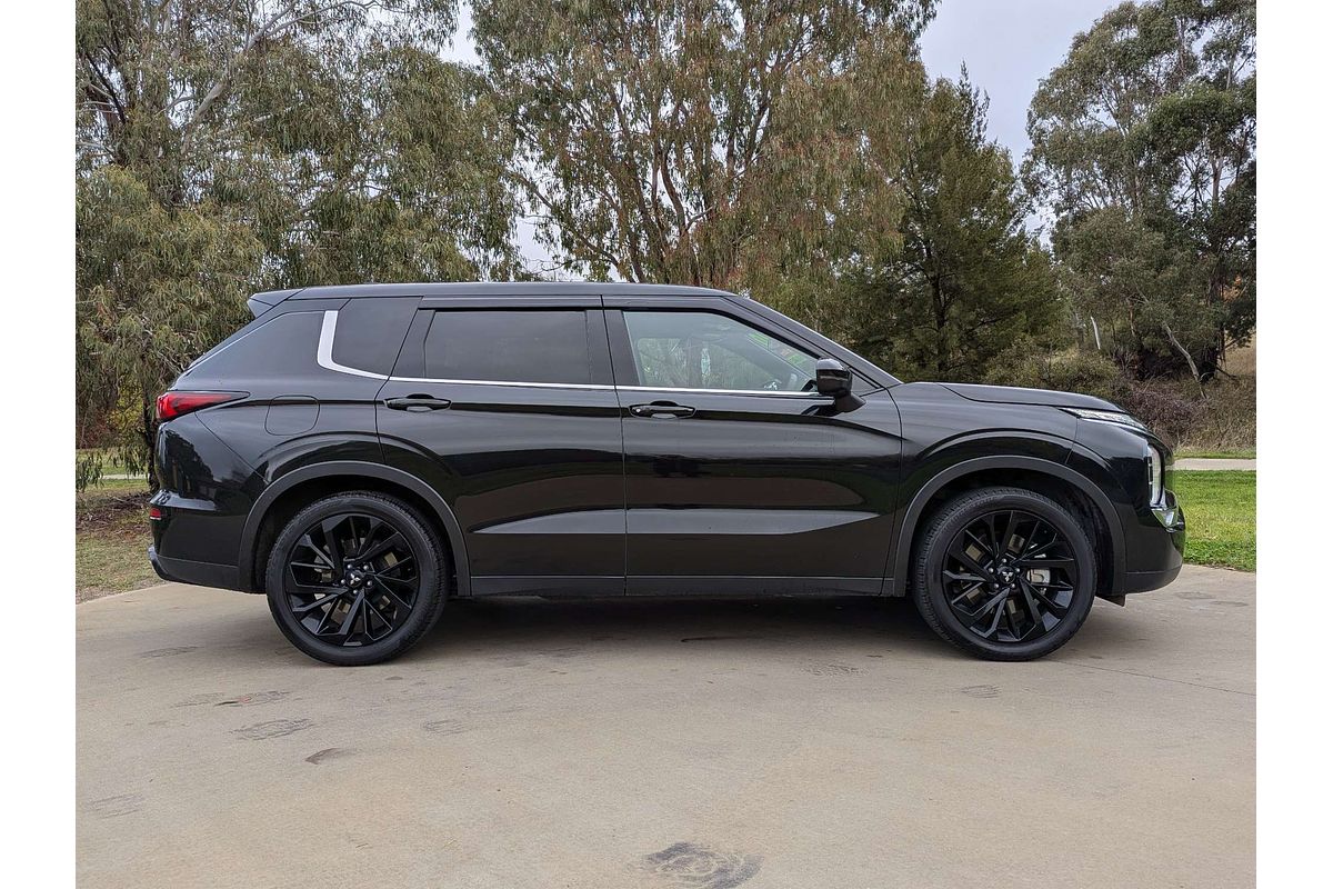 2023 Mitsubishi Outlander LS Black Edition ZM
