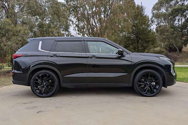 2023 Mitsubishi Outlander LS Black Edition ZM