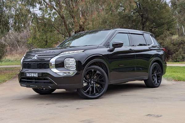 2023 Mitsubishi Outlander LS Black Edition ZM