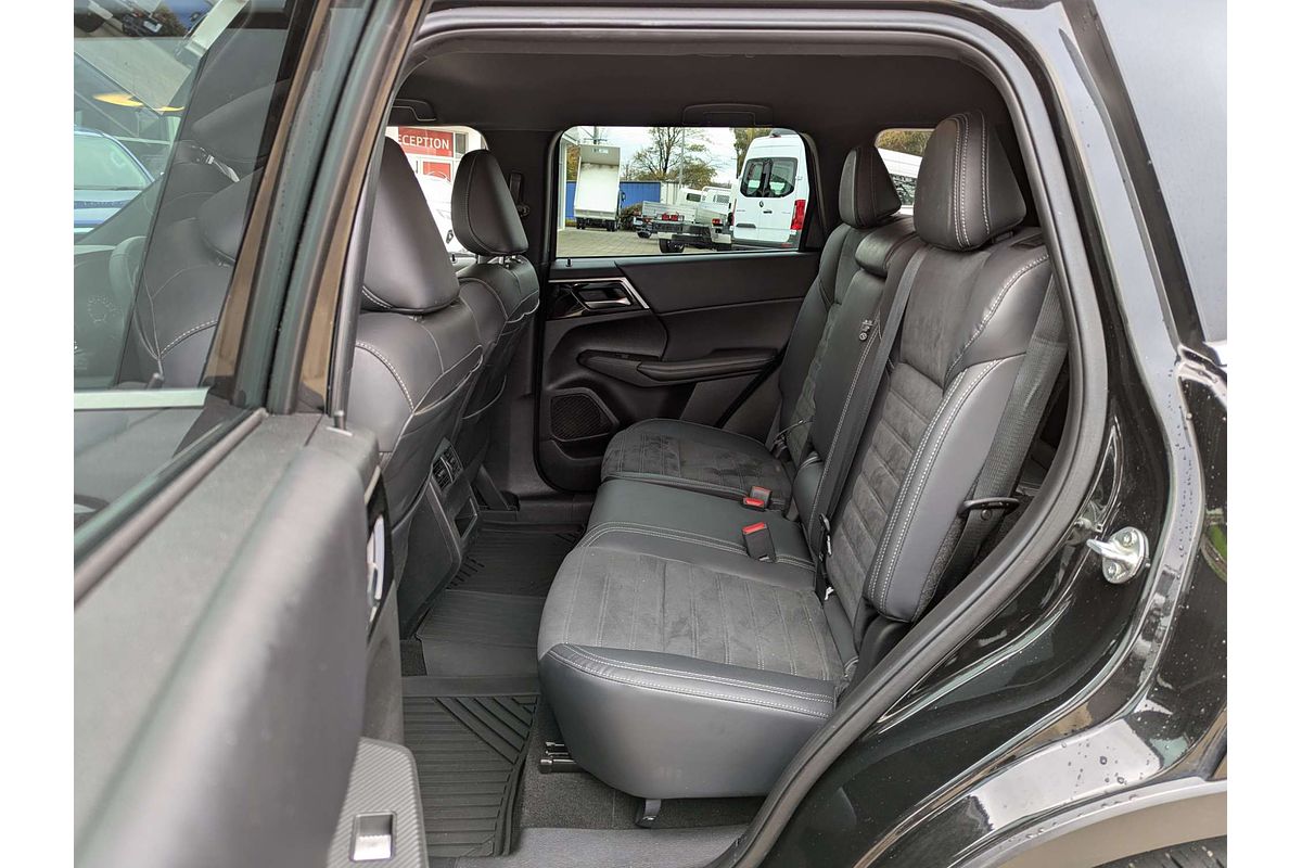 2023 Mitsubishi Outlander LS Black Edition ZM