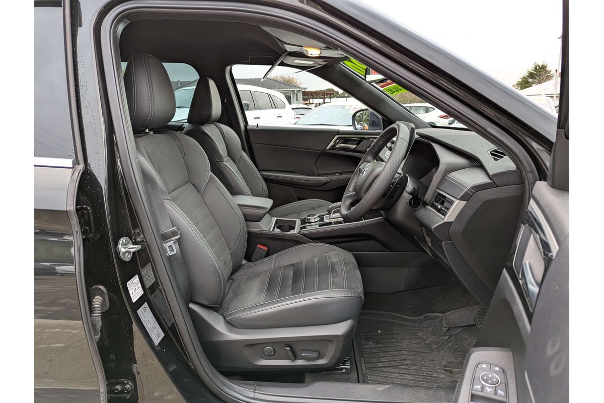 2023 Mitsubishi Outlander LS Black Edition ZM