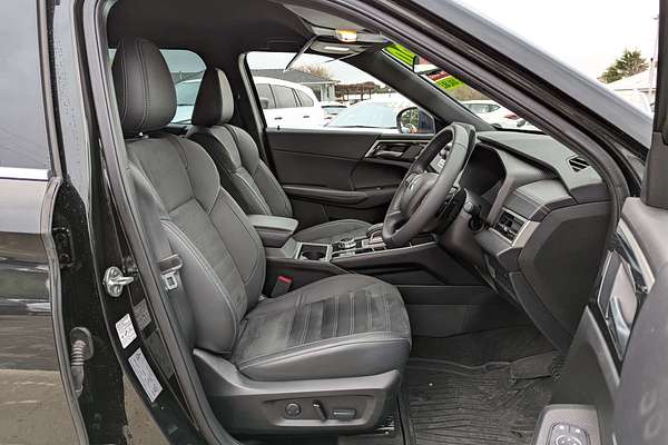 2023 Mitsubishi Outlander LS Black Edition ZM