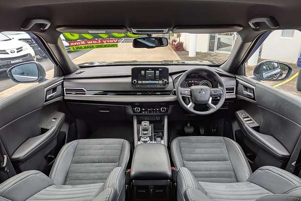 2023 Mitsubishi Outlander LS Black Edition ZM