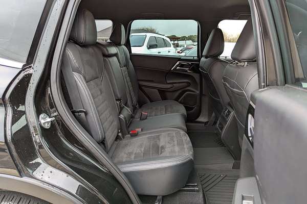2023 Mitsubishi Outlander LS Black Edition ZM