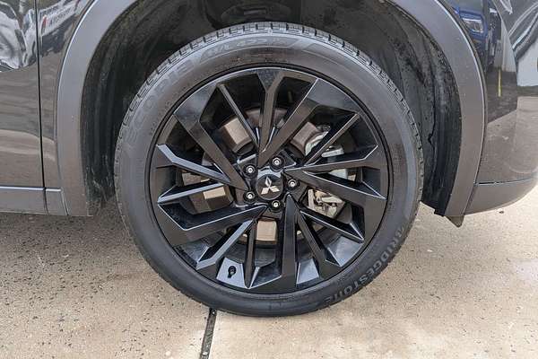 2023 Mitsubishi Outlander LS Black Edition ZM