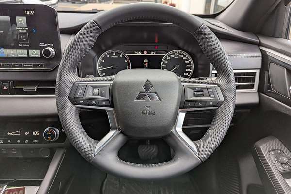2023 Mitsubishi Outlander LS Black Edition ZM