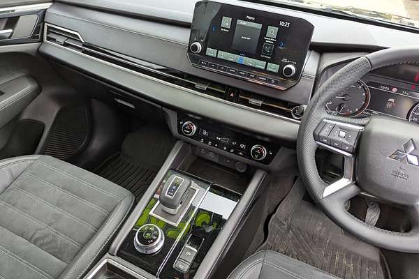 2023 Mitsubishi Outlander LS Black Edition ZM