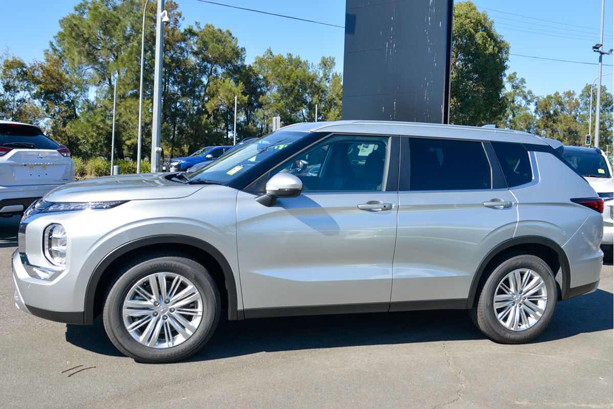 2024 Mitsubishi Outlander LS ZM