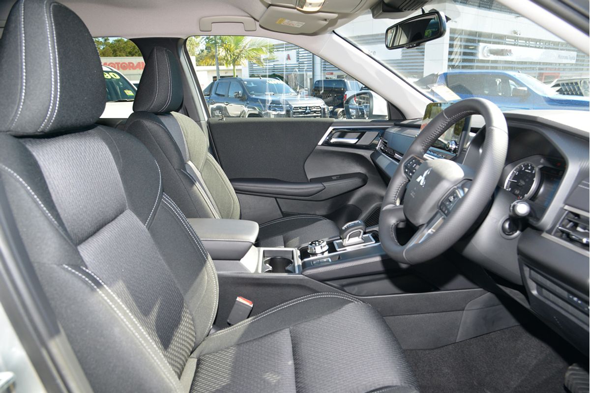 2024 Mitsubishi Outlander LS ZM